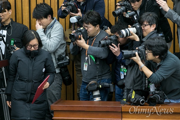 장시호, 동행명령장 받고서야 청문회 출석 최순실의 조카 장시호가 7일 오후 여의도 국회에서 열린 '박근혜 정부의 최순실 등 민간인에 의한 국정농단 의혹사건 진실규명을 위한 국정조사특위 제2차 청문회'에 출석하고 있다. 서울구치소에 구속 수감중인 장시호는 국회의 동행명령장을 받고 오후 3시 30분부터 청문회에 참석했다.