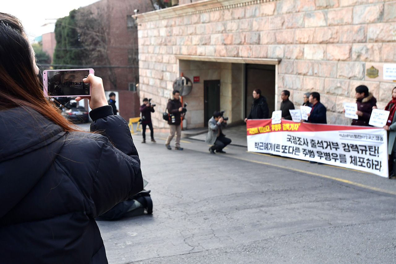  우병우 전 청와대 민정수석이 국정조사 청문회 증인출석을 거부한 가운데 '박근혜정권 퇴진 비상국민행동' 관계자들이 7일 오후 우 전수석이 은신해 있는것으로 추정되는 우 전 수석의 장모 김장자 삼남개발 회장의 서울시 강남구 논현동의 자택앞에서 '우 전수석의 '최순실 국정농단 진상규명' 국정조사 출석거부 및 체포 촉구' 기자회견을 열고 있는 가운데 지역주민이 기자회견 모습을 촬영하고 있다.