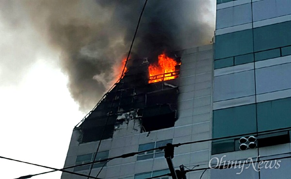 경남 김해 어방동 한 빌딩에서 7일 오후 화재가 발생했다.