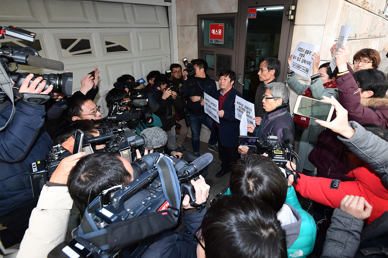 우병우 전 청와대 민정수석이 국정조사 청문회 증인출석을 거부한 가운데 '박근혜정권 퇴진 비상국민행동' 관계자들이 7일 오후 우 전수석이 은신해 있는것으로 추정되는 우 전 수석의 장모 김장자 삼남개발 회장의 서울시 강남구 논현동의 자택앞에서 '우 전수석의 '최순실 국정농단 진상규명' 국정조사 출석거부 및 체포 촉구' 기자회견을 개최한후 우 전수석의 장모가 거주하는 자택으로 향하고 있다.