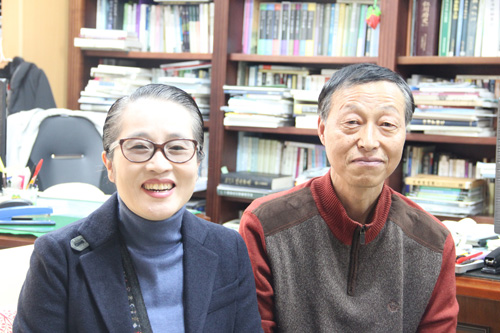 인천시 역사자료관에서 근무하는 강덕우(오른쪽)·강옥엽 전문위원.