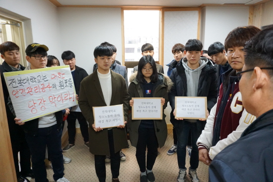 7일 전북대 학생들이 대학본부 앞에서 기자회견을 열고 청소노동자들의 임금체불 문제와 부당인사 문제를 대학이 직접 나서서 해결하라고 촉구했다. 