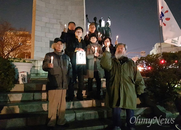 열린사회희망연대 회원들이 7일 저녁 마산 3.15의거기념탑 앞에서 '국회의 박근혜 대통령 탄핵 압박 등불 1인 릴레이 시위'를 벌였다.