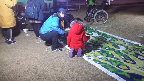  보령시민들이 김환영 작가가 그려온 바탕 그림에 세월호 미수습자 9인을 추모하는 글을 적고 있다. 