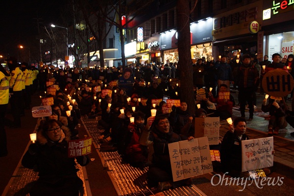 박근혜 대통령이 국회의원 시절 지역구였던 대구 달성군에서도 250여 명의 시민들이 촛불을 들고 박 대통령 퇴진과 새누리당 해체를 촉구했다.