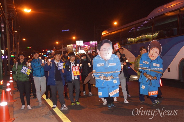 박근혜 대통령이 국회의원 시절 지역구였던 대구 달성군 주민 250여 명이 7일 오후 촛불을 들고 추경호 새누리당 국회의원의 사무실까지 거리행진을 했다.