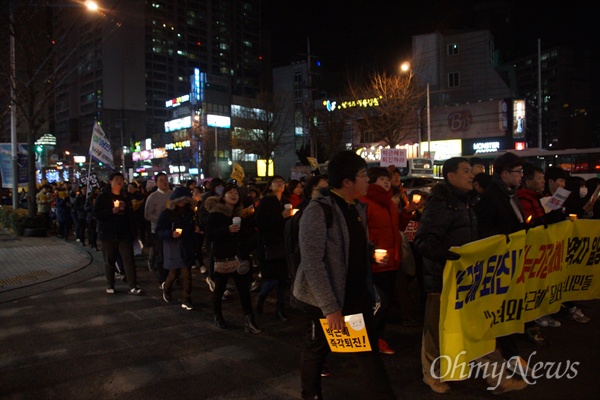  박근혜 퇴진과 새누리당 해체를 요구하는 대구 달서구 주민 400여 명이 7일 오후 롯데백화점 상인점 앞에서 촛불집회를 가진 후 윤재옥 새누리당 대구시당위원장 사무실까지 거리행진을 하고 있다.