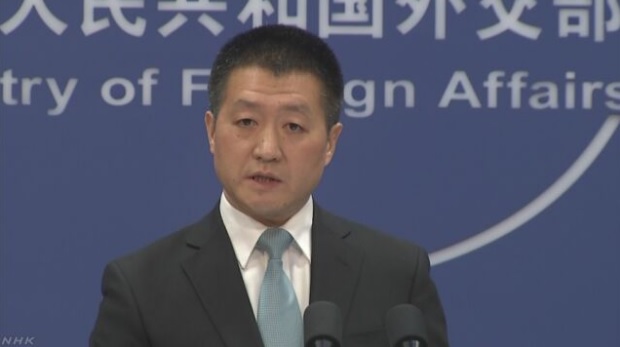 아베 신조 일본 총리의 미국 진주만 방문을 비판하는 중국 외교부 루캉 대변인의 정례회견을 보도하는 NHK 뉴스 갈무리.