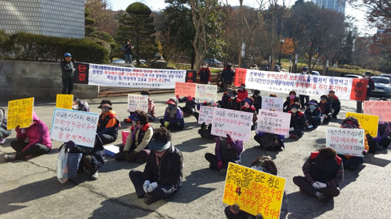 현재 전북대학교 청소 노동자들은 점심시간을 이용해 임금 체불 및 인사관련 시위를 펼치고 있다.