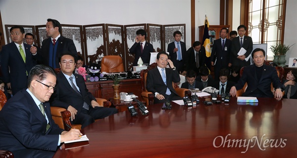 국회의장 주재 여야 3당 원내대표 회동 박근혜 대통령 탄핵안 표결을 하루 앞둔 8일 오전 국회 의장실에서 정세균 국회의장과 여야 3당 원내대표가 회동하고 있다. 왼쪽부터 국민의당 박지원 원내대표, 새누리당 정진석 원내대표, 정 의장, 더불어민주당 우상호 원내대표.