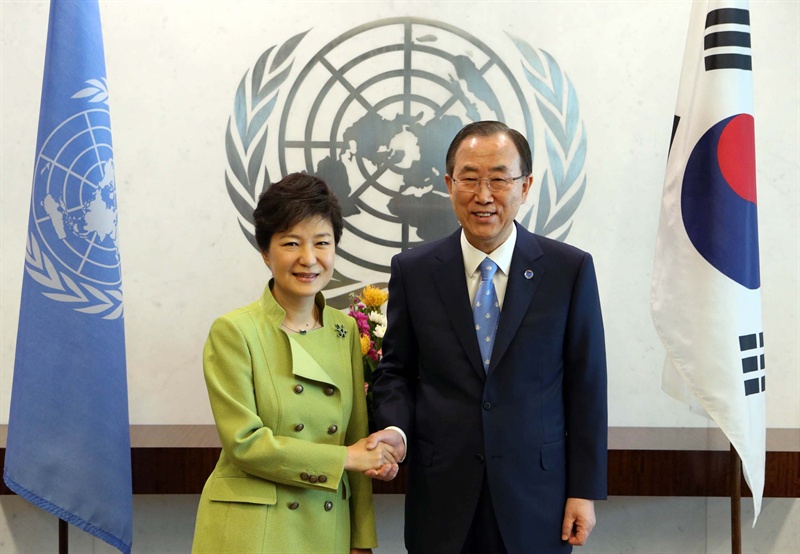 미국을 방문중인 박근혜 대통령이 2013년 5월 6일 오전(미국 현지시각) 유엔본부를 방문, 반기문 사무총장을 접견, 악수하고 있다.
