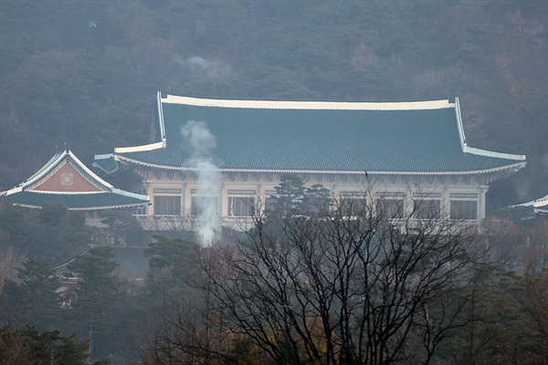 박근혜 대통령에 대한 탄핵소추안 표결을 하루 앞둔 8일 청와대 본관 인근에서 연기가 피어오르고 있다.
