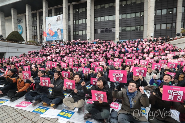 KBS 양대노조 합동 총파업 출정식 8일 오후 여의도 KBS본관앞에서 언론노조KBS본부와 KBS노조 양대노조원들이 참석한 가운데 ‘공정방송 쟁취 및 보도참사, 독선경영 심판 총파업 출정식’이 열리고 있다.