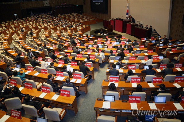 박근혜 대통령 탄핵안 표결을 하루 앞둔 8일 오후 국회 본회의장에서 더불어민주당과 국민의당, 정의당, 무소속 의원들이 박근혜 탄핵을 촉구하며 피케팅을 하고 있다. 