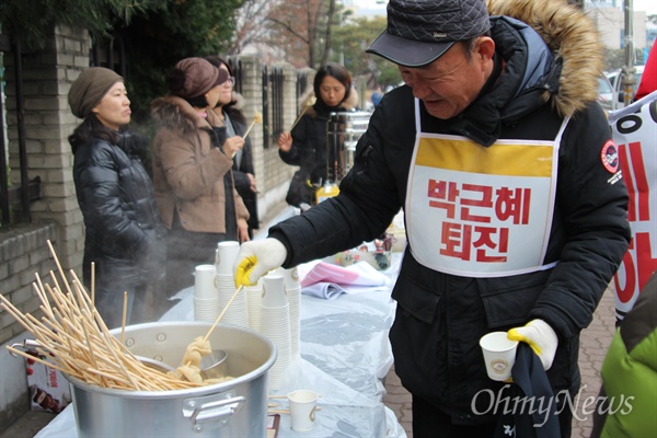  어묵을 나눠주며 농민들을 응원한 평택 시민들