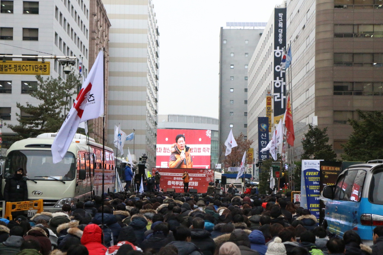 8일 오후 새누리당 당사 앞에서 열린 전국언론노조 결의대회