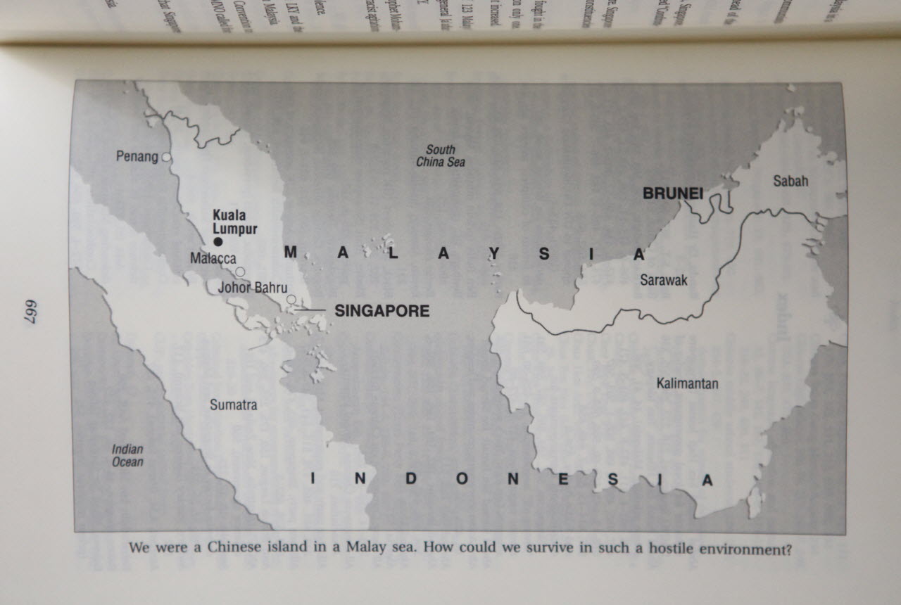 리콴유의 자서전, <The Singapore Story ; Memoirs of Lee Kuan Yew>속의 지도 한 장. 한줄의 캡션이 애처롭다. "We were a Chinese island in a Malay sea. How could we survie in such a hostile encironmeant?" 지도속 싱가포르는 말레이 반도의 끝에 위치한 작은 섬나라입니다. 적대적 환경에 둘러싸인 이 작은 섬나라가 어떻게 살아남을 수 있었을까? 