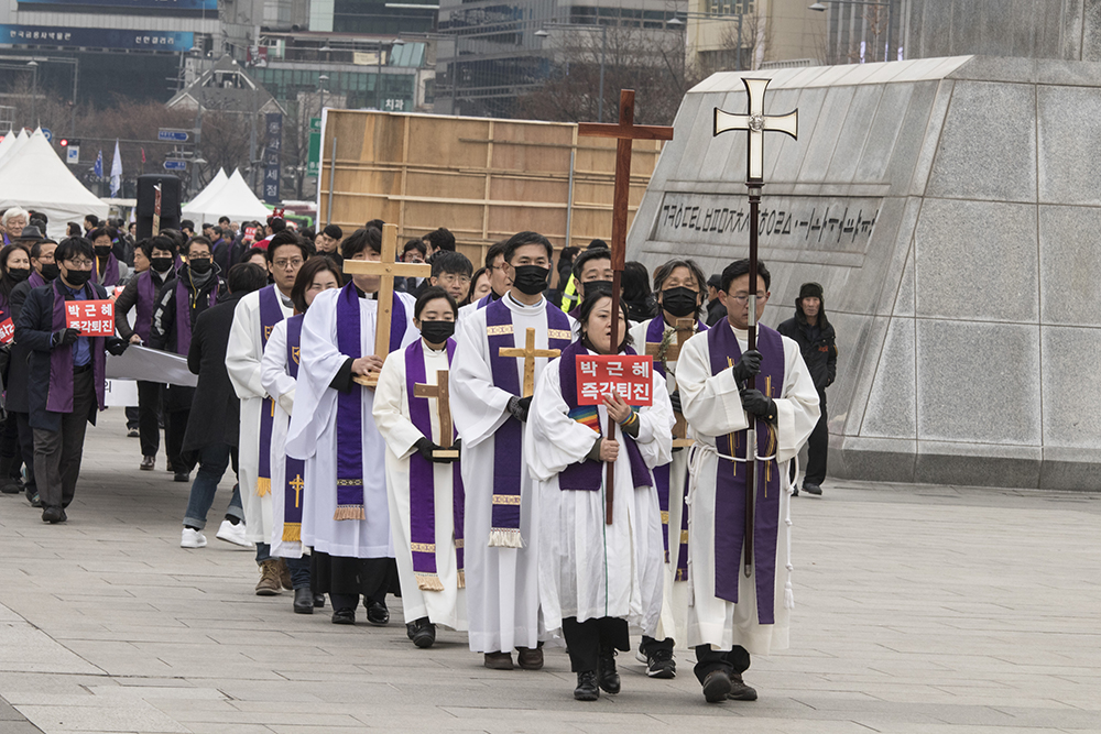 8일 서울 광화문 광장에서 시국기도회를 마친 한국기독교교회협의회(NCCK) 회원교단 성직자들이 십자가를 앞세우고 행진을 시작했다. 