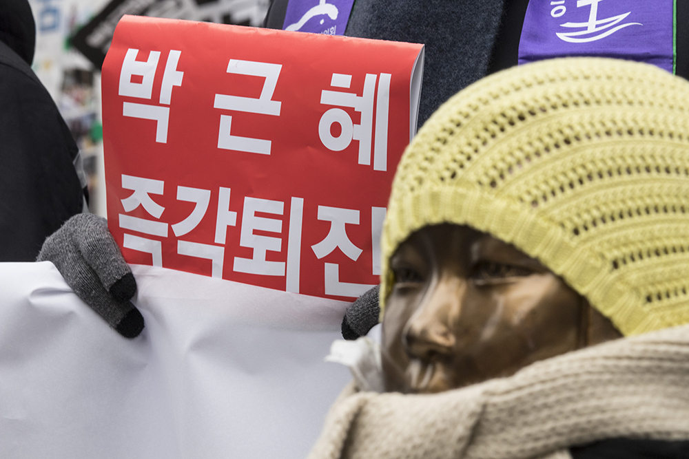 8일 서울 광화문 광장에서 시국기도회를 마친 한국기독교교회협의회(NCCK) 회원교단 성직자들이 주한일본대사관 앞 평화의 소녀상을 향해 행진했다. 이들은 6일 타계한 박숙이 할머니를 추모하는 기도를 했다. 
