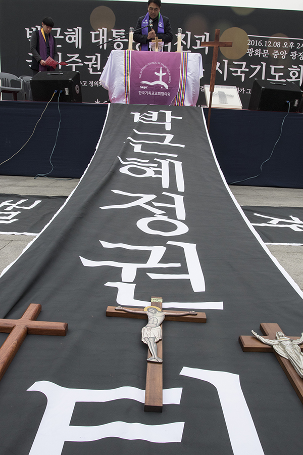 8일 서울 광화문 광장에서는 한국기독교교회협의회가 시국기도회를 갖고 박근혜 대통령의 퇴진을 촉구했다.  