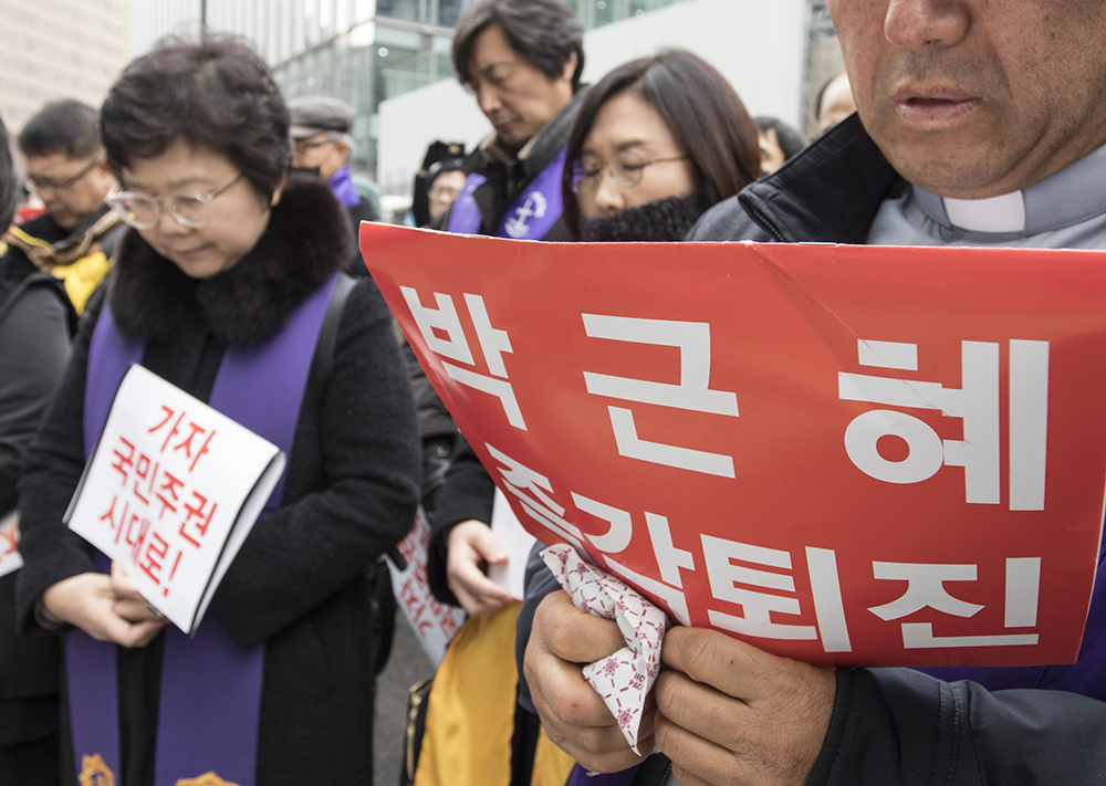 8일 서울 광화문 광장에서 시국기도회를 마친 한국기독교교회협의회(NCCK) 회원교단 성직자들이 주한일본대사관 앞 평화의 소녀상을 향해 행진했다. 이들은 6일 타계한 박숙이 할머니를 추모하는 기도를 했다. 