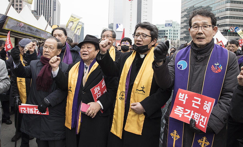 8일 서울 광화문 광장에서 시국기도회를 마친 한국기독교교회협의회(NCCK) 회원교단 성직자들이 광화문 세월호 광장에 모여 '박근혜 퇴진' 구호를 외치고 있다. 