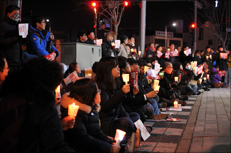 8일 저녁 7시 새누리당 이장우 의원 사무실(동구 삼성동) 앞에서 동구주민 100여명이 모여 이장우 의원 사퇴를 촉구하는 촛불집회를 개최했다.