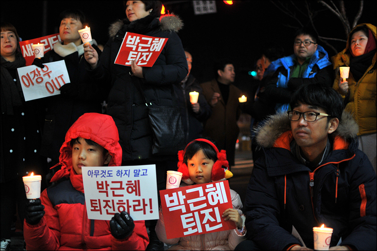8일 저녁 7시 새누리당 이장우 의원 사무실(동구 삼성동) 앞에서 동구주민 100여명이 모여 이장우 의원 사퇴를 촉구하는 촛불집회를 개최했다. 이날 집회에는 아이들과 함께 참석한 이들도 많았다.