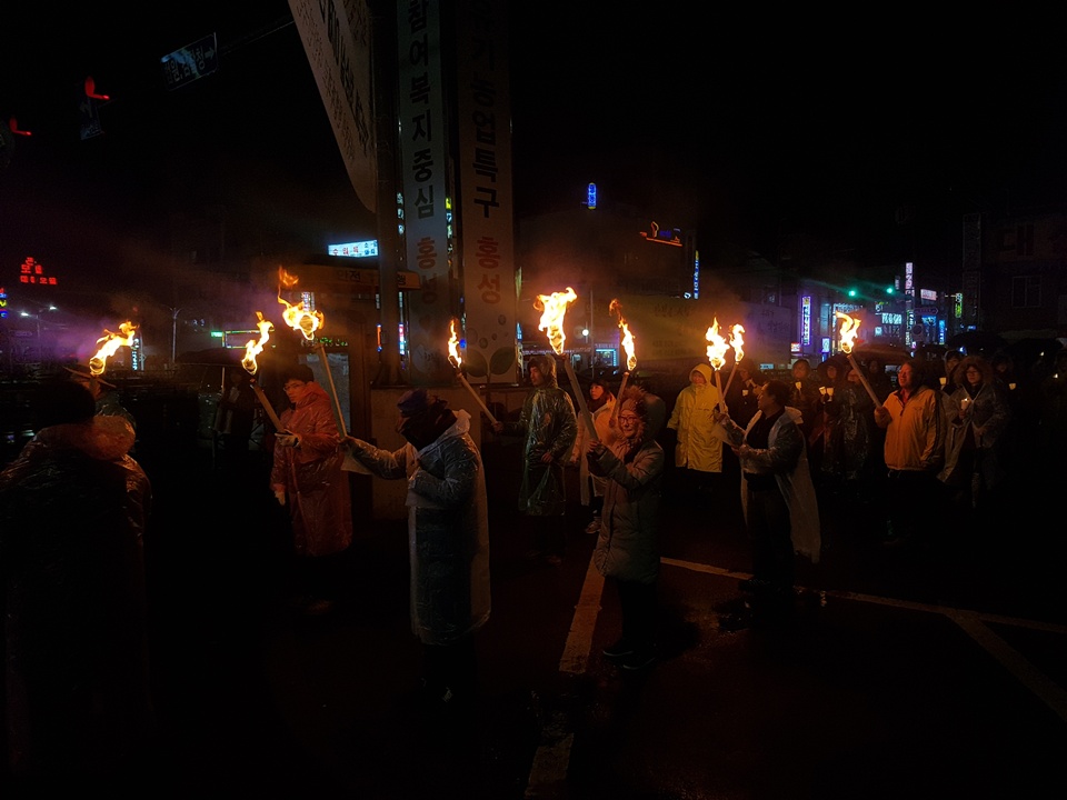 홍성 복개주차장에 모인 홍성횃불이 행진을 하고있다