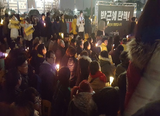 탄핵 전날, 국회의사당에서 탄핵 촉구 촛불 집회를 벌이는 시민들.