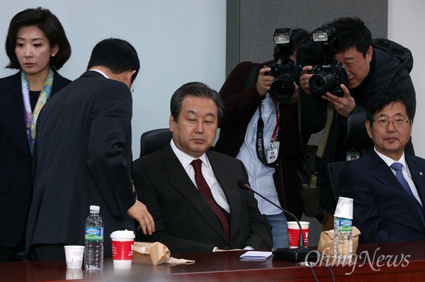 새누리당 김무성 나경원 의원 등이 지난 9일 오전 국회 의원회관에서 열린 비상시국회의에 참석하고 있다. 