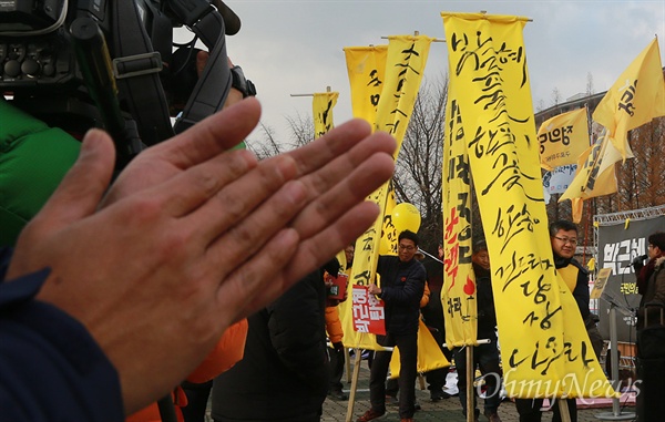 박근혜 대통령 탄핵을 압박하기 위해 광주에서 올라온 시민들이 9일 오전 서울 여의도 국회에 만장을 들고 도착하자, 시민들이 이를 반기며 박수를 치고 있다.