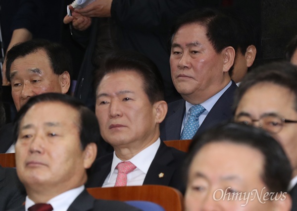 친박계 핵심인 최경환 새누리당 의원이 박근혜 대통령 탄핵안 표결이 예정된 9일 오전 국회에서 열린 의원총회에 참석하고 있다. 