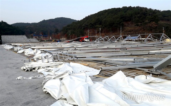 경남 고성군 회화면 당황포관광지 내 눈썰매장 휴식공간 철구조물 작업현장에서 9일 오전 붕괴사고가 발생했다(사진 독자제공).