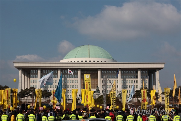 박근혜 대통령 탄핵소추안이 처리될 예정인 9일 오전 여의도 국회앞에 시민들이 만장을 들고 탄핵안 가결을 촉구하고 있다.
