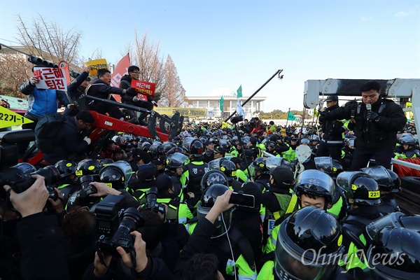 박근혜 대통령 탄핵소추안 처리를 앞둔 9일 오후 여의도 국회앞에서 전농 ‘전봉준 투쟁단’ 트렉터를 경찰이 강제견인을 시도하며 충돌이 벌어지고 있다.