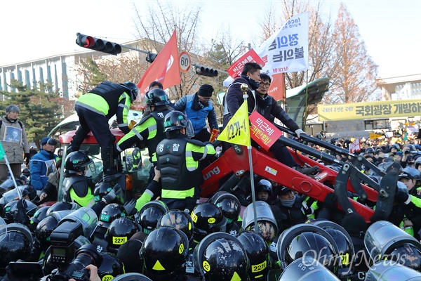 박근혜 대통령 탄핵소추안 처리를 앞둔 9일 오후 여의도 국회앞에서 전농 ‘전봉준 투쟁단’ 트렉터를 경찰이 강제견인을 시도하며 충돌이 벌어지고 있다.