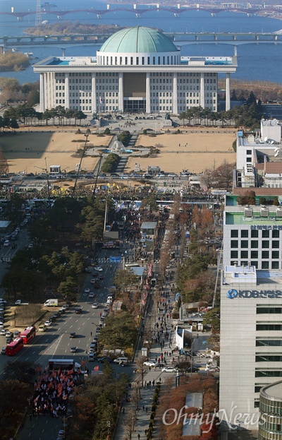 박근혜 대통령 탄핵소추안 표결일인 9일 오후 서울 영등포구 여의도 국회의사당 앞으로 경찰과 집회 참가자들이 대치하고 있다. 