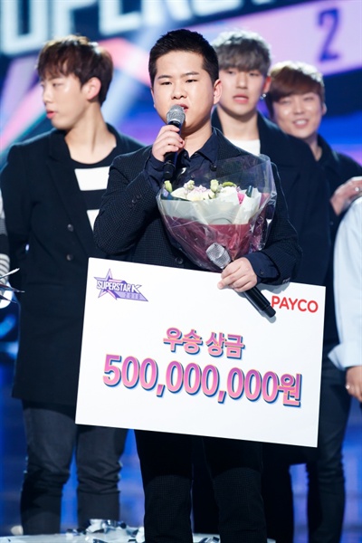  9일 오후 서울 상암 CJ E&M에서 Mnet <슈퍼스타K 2016>의 우승자 김영근과 준우승자 이지은의 공동인터뷰가 열렸다. 어제(8일) 오후 결승전에서 승부가 가려졌으며 우승자 김영근에게는 상금 5억원과 가수 데뷔 기회가 주어졌다. 