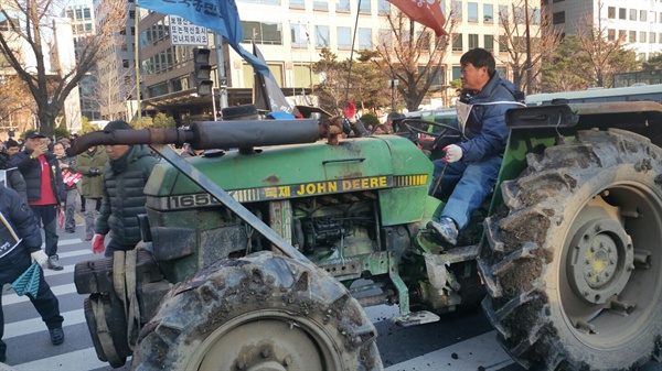 농민들이 화물탑차에 트랙터를 숨겨 이동했다. 트랙터가 국회 앞에서 이동하고 있다. 