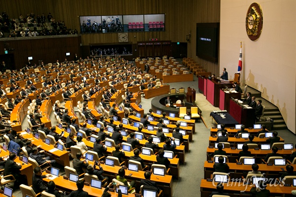  정세균 국회의장이 9일 오후 서울 여의도 국회에서 열린 본회의에 참석해 박근혜 대통령 탄핵소추안 가결을 발표하고 있다.