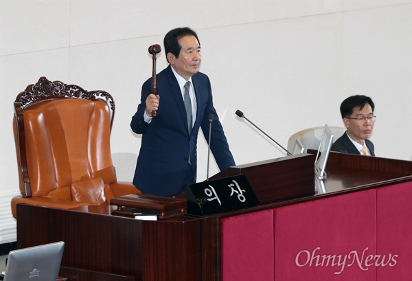 정세균 국회의장이 지난 9일 오후 열린 국회 본회의에서 박근혜 대통령 탄핵소추안 가결을 선포하며 의사봉을 두드리고 있다.