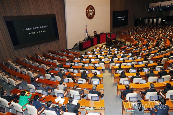 김관영 국민의당 원내수석부대표(겸 탄핵추진단장)가 9일 오후 열린 국회 본회의에서 박근혜 대통령 탄핵소추안 발의 제안설명을 하고 있다. 