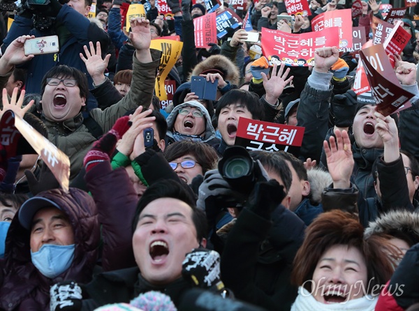 9일 오후 박근혜 대통령 탄핵소추안이 국회에서 찬성 234표, 반대 56표로 가결되자, 국회앞에 모여 있던 시민들이 환호하며 기뻐하고 있다.