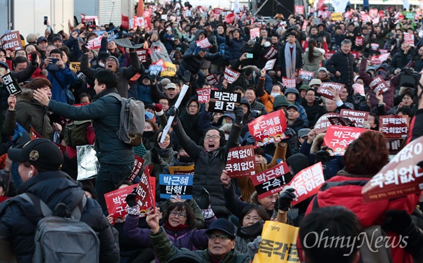 '박근혜 탄핵' 환호하는 시민들 9일 오후 박근혜 대통령 탄핵소추안이 국회에서 찬성 234표, 반대 56표로 가결되자, 국회앞에 모여 있던 시민들이 환호하며 기뻐하고 있다.