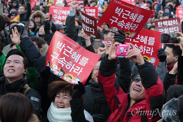 지난 9일 오후 박근혜 대통령 탄핵소추안이 국회에서 찬성 234표, 반대 56표로 가결되자, 국회앞에 모여 있던 시민들이 환호하며 기뻐하고 있다.