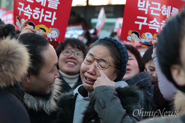 '박근혜 탄핵' 환호하는 시민들 9일 오후 박근혜 대통령 탄핵소추안이 국회에서 찬성 234표, 반대 56표로 가결되자, 국회앞에 모여 있던 시민들이 환호하며 기뻐하고 있다.