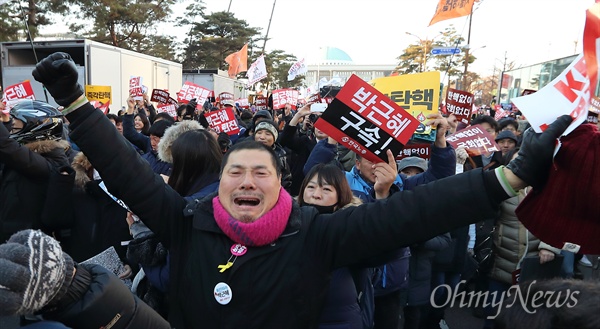 '박근혜 탄핵' 환호하는 시민들 9일 오후 박근혜 대통령 탄핵소추안이 국회에서 찬성 234표, 반대 56표로 가결되자, 국회앞에 모여 있던 시민들이 환호하며 기뻐하고 있다.