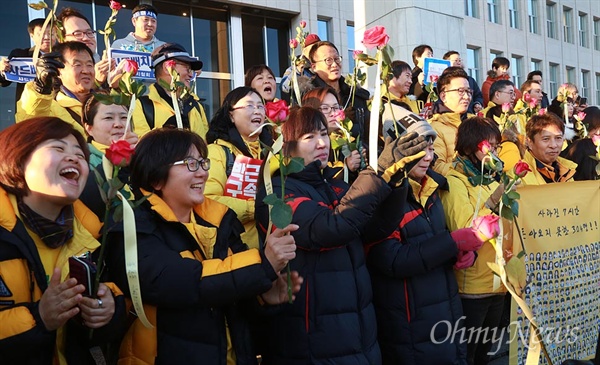 박근혜 대통령의 국회 탄핵소추안이 압도적인 찬성으로 가결된 가운데, 9일 오후 서울 여의도 국회 본청 앞에서 본회의를 지켜본 세월호참사 유가족이 기뻐하고 있다.