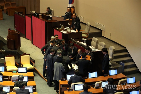 9일 오후 국회에서 열린 본회의에서 개표위원들이 박근혜 대통령 탄핵소추안에 대해 개표하고 있다. 재석의원 299명 중 찬성 234 명, 반대 56 명, 기권 2명, 무효 7명으로 가결되었다.